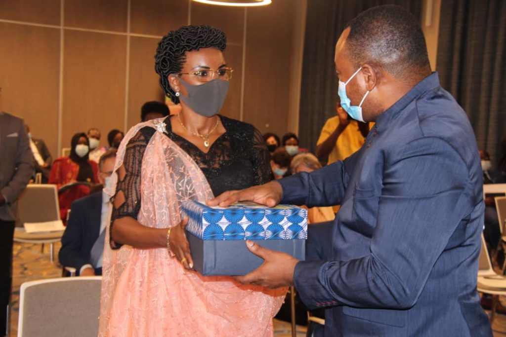 Le Représentant Résident du PAM au Bénin Guy Adoua remet à Angeline Ndayishimiye, première dame du Burundi un kit de jeu lors d'une rencontre avec les cadres du Système des Nations-Unies au Bénin le 9 juin 2021.